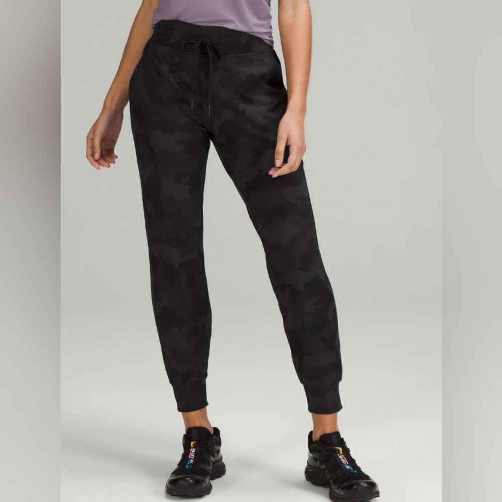 LULULEMON BLACK CAMO DRAWSTRING JOGGER STYLE PANTS SIZE 18